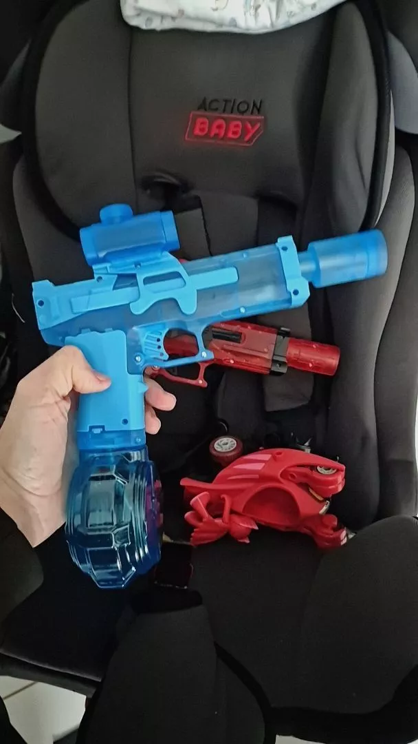 Brinquedos de água azul e vermelho recebidos por elciobach722