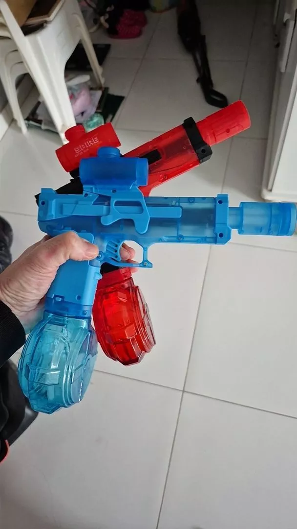 Detalhes dos brinquedos de água azul e vermelho, segurados juntos
