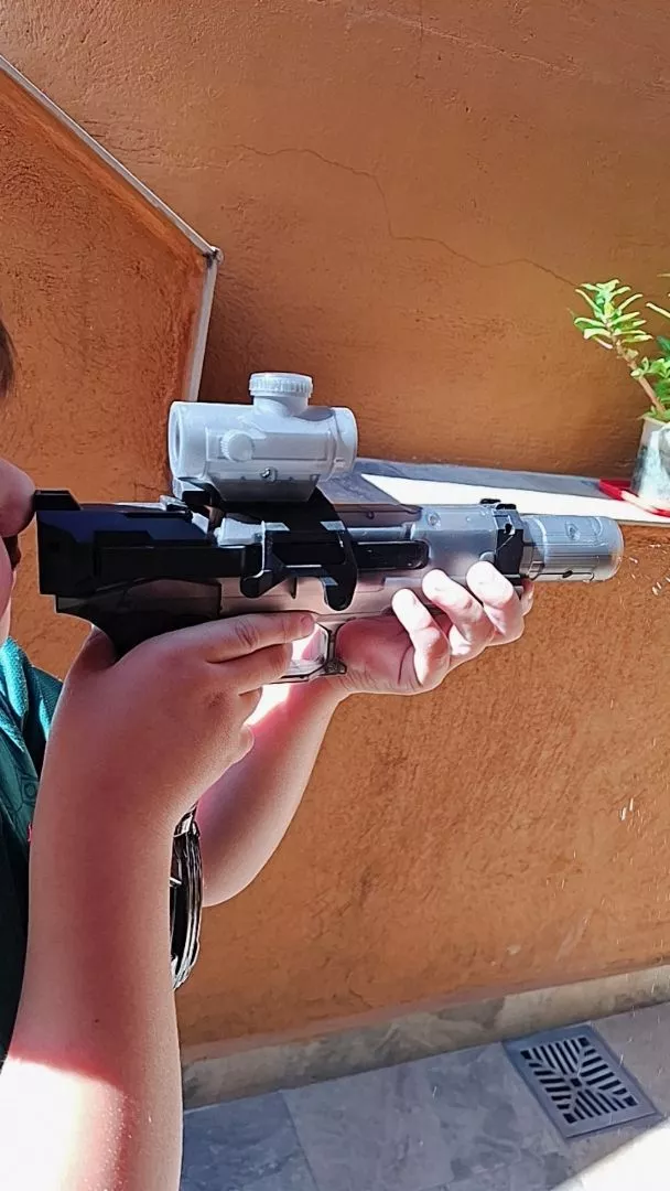 AquaBlast preto recebido por Mariana, segurado em uma área externa